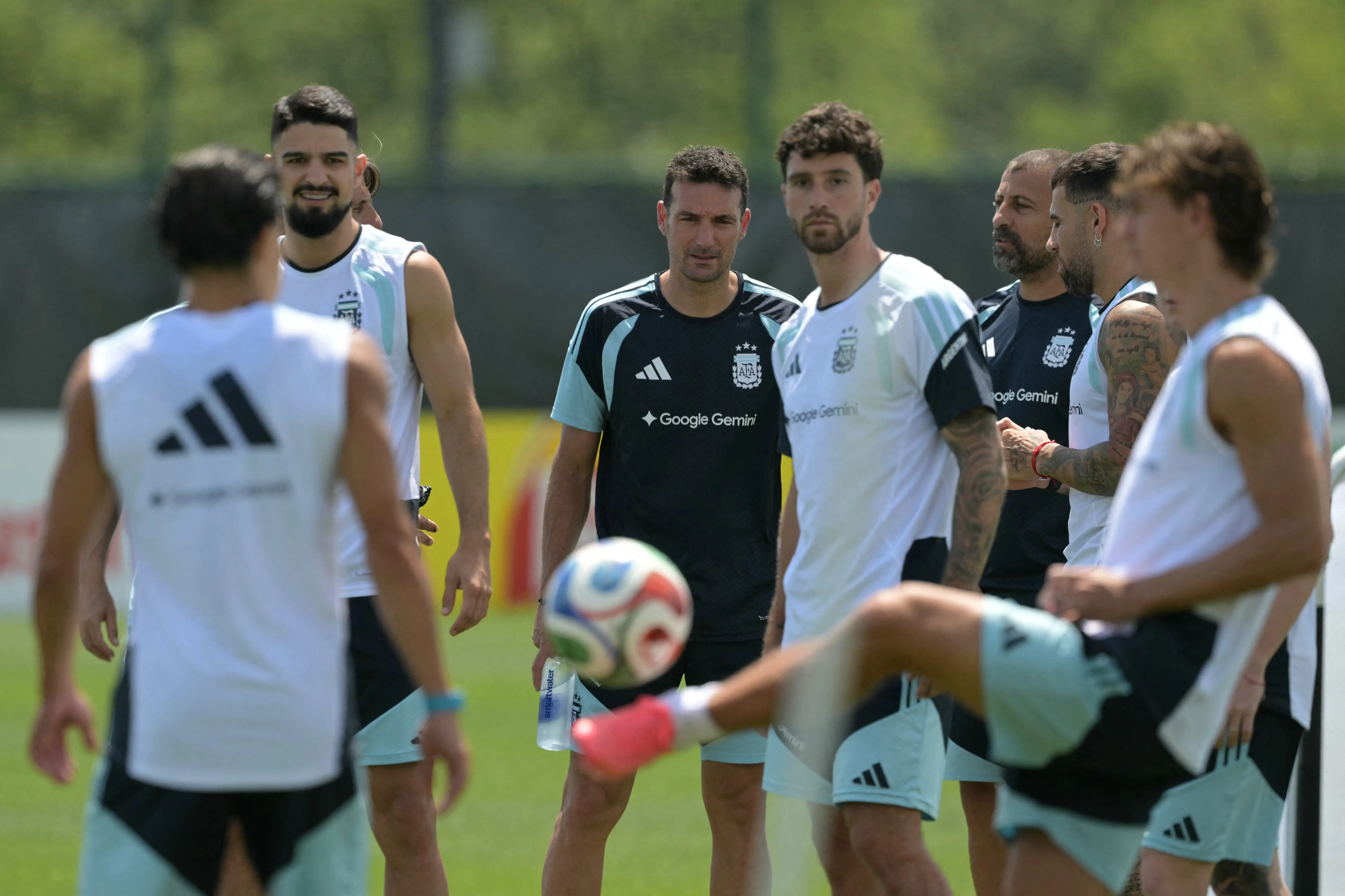 Argentina volta aos treinos sem seus titulares na véspera do aniversário de Messi