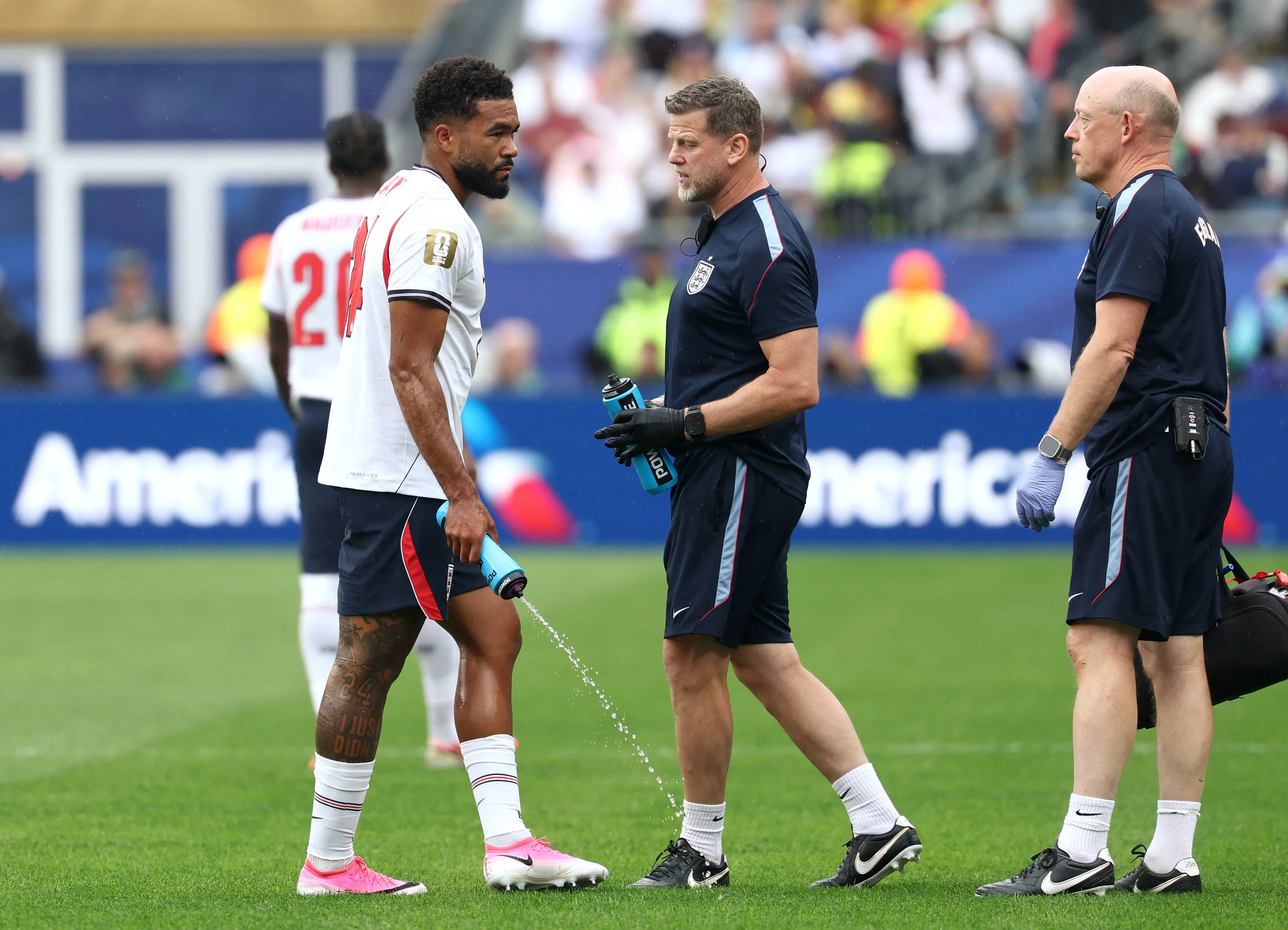 Com lesão muscular, lateral da Inglaterra vira problema para a sequência da Copa