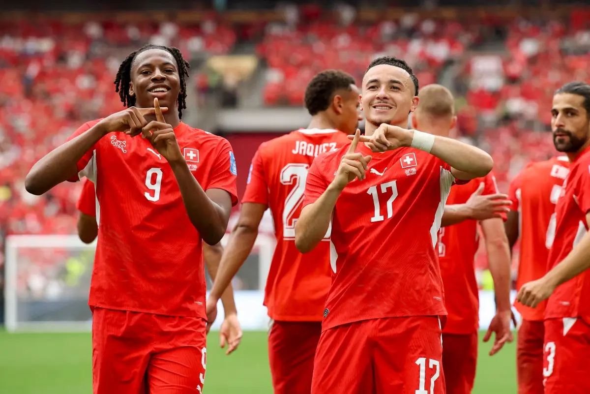 Suíça vence e garante liderança, mas Canadá também vai ao mata-mata da Copa