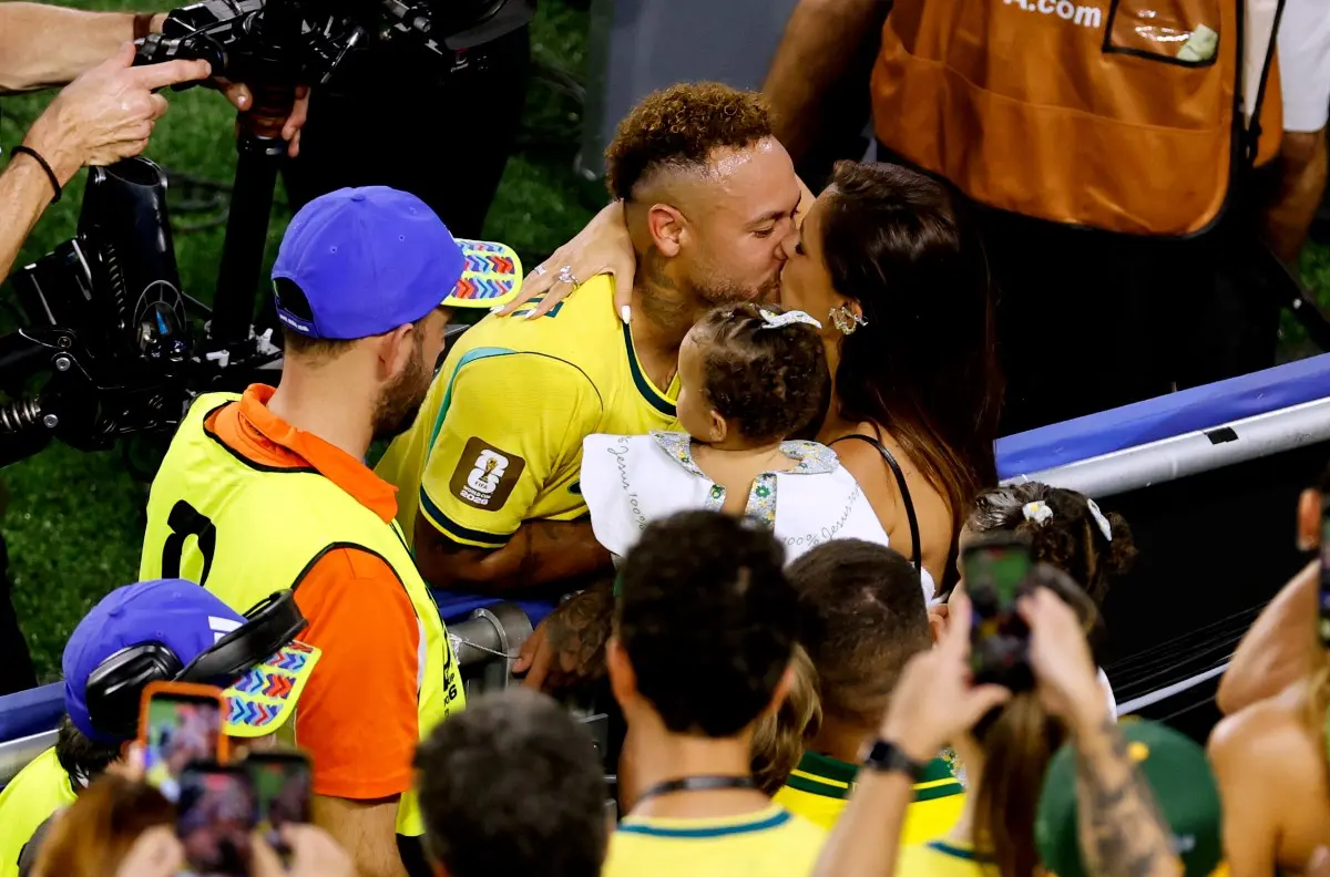 Neymar chora após estreia na Copa e ganha abraços da família; veja fotos