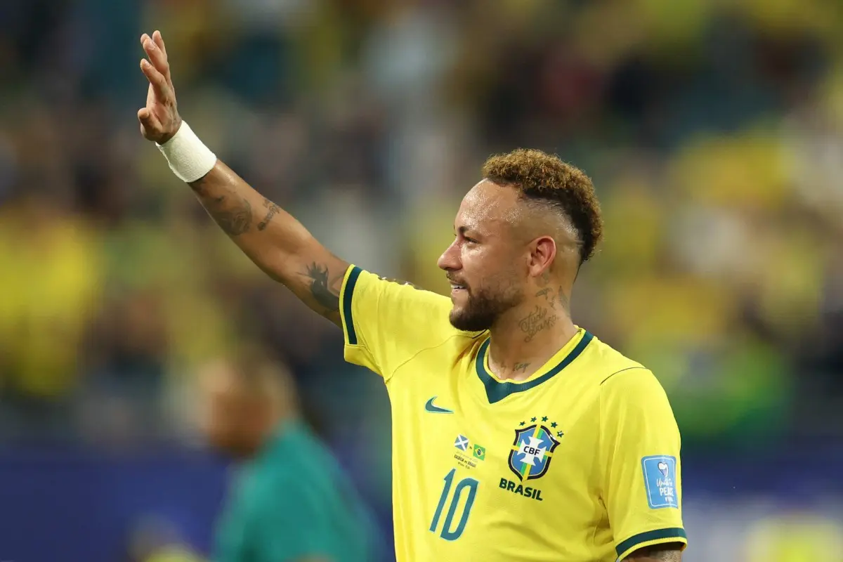 Festejado pela torcida, Neymar abre sua última Copa com atuação discreta