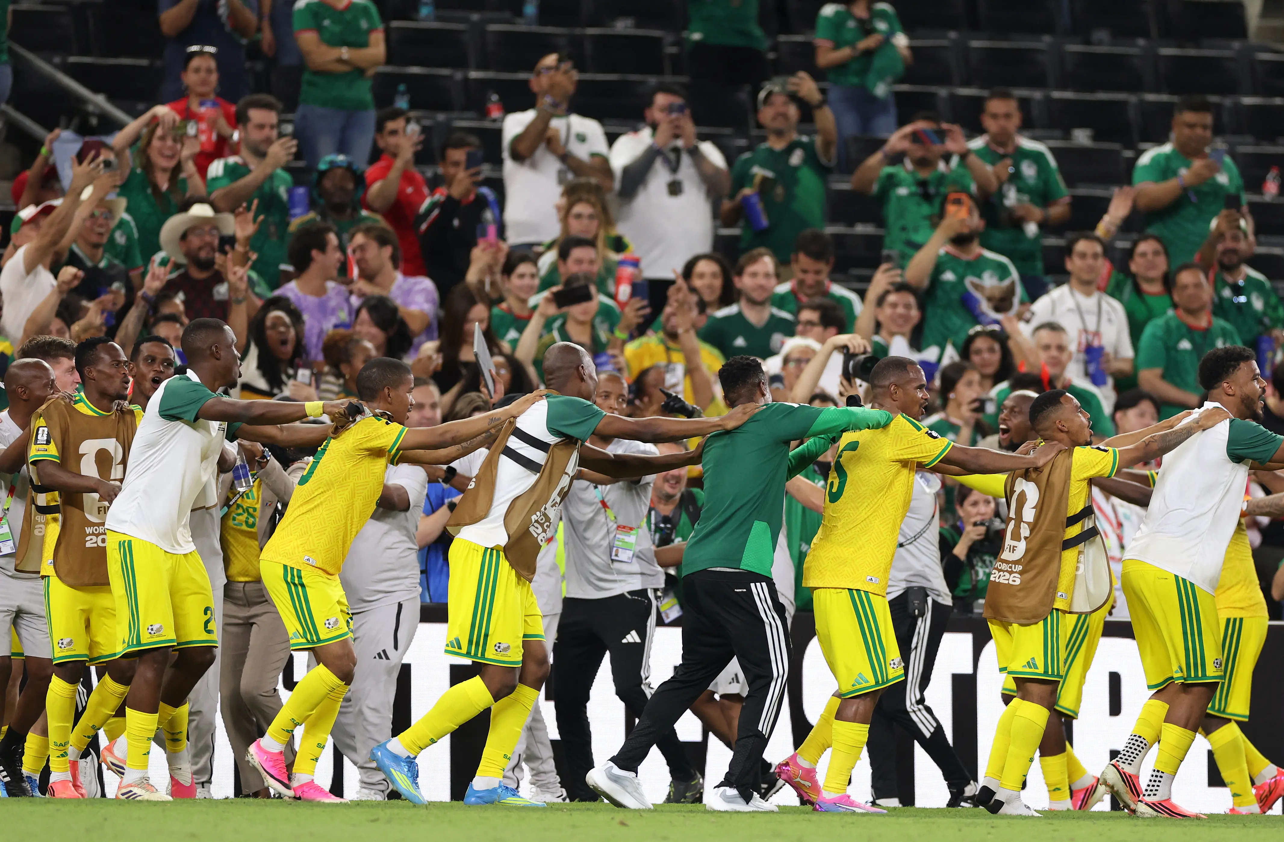Sul-africanos vão às ruas para celebrar classificação histórica na Copa do Mundo