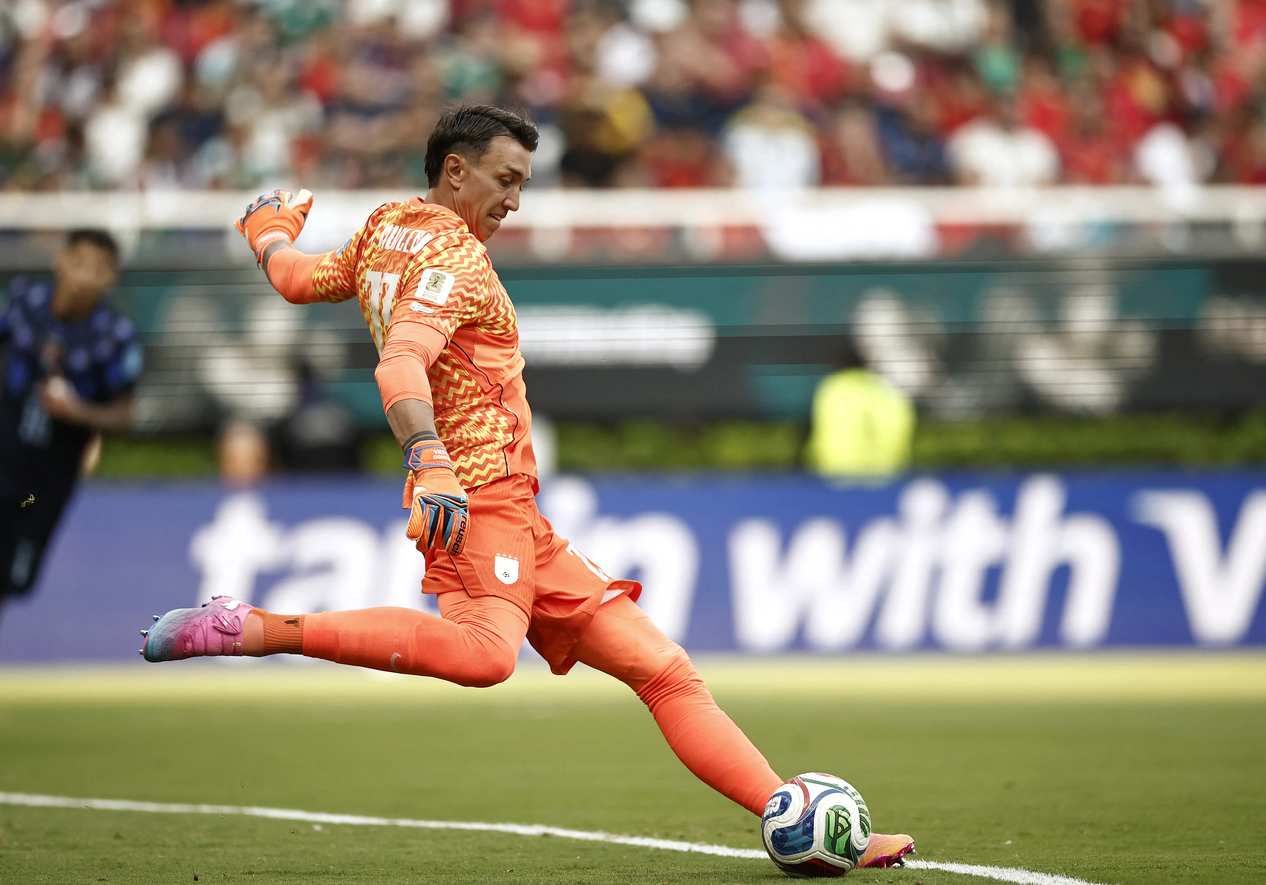 Muslera volta a falhar em jogo do Uruguai na Copa e é substituído no intervalo