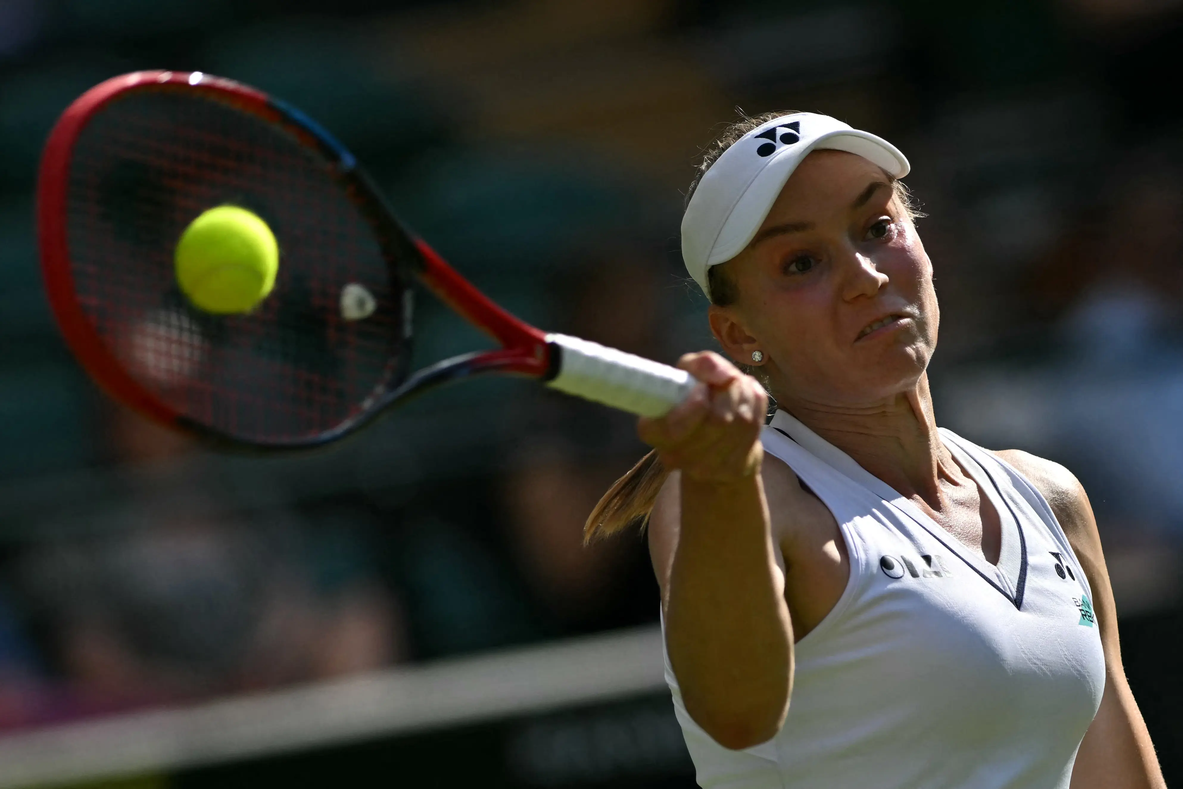 Rybakina avança com dificuldade para segunda rodada de Wimbledon