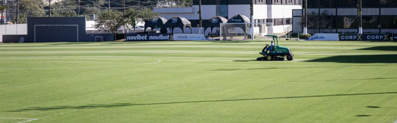 Santos realiza manutenção nos gramados do CT Rei Pelé durante pausa para a Copa