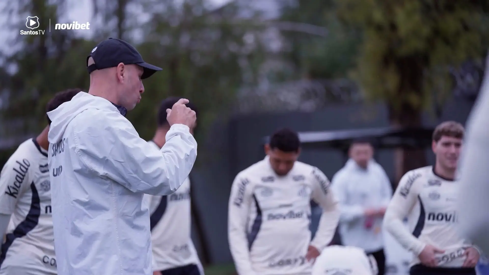 Santos treina forte em campo encharcado