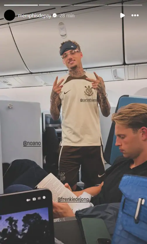 Memphis publica foto com Noa Lang de camisa do Corinthians