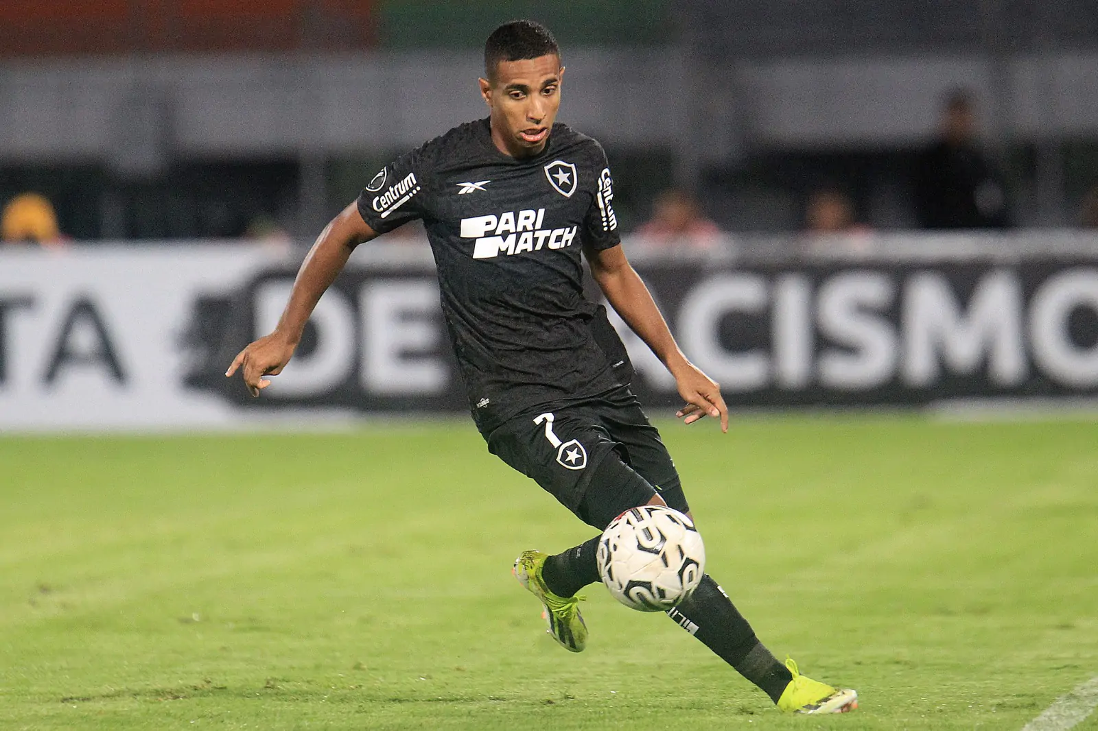 São Paulo acerta com Victor Sá e mira zagueiro que atua na Alemanha