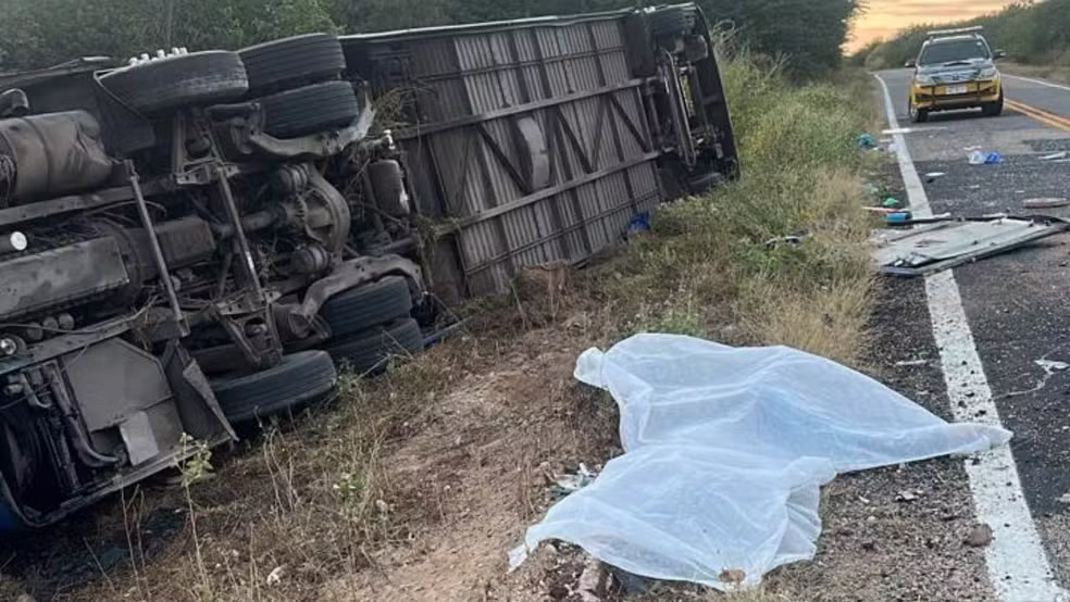Ônibus capota no interior do Ceará e deixa vítimas que jogavam basquete