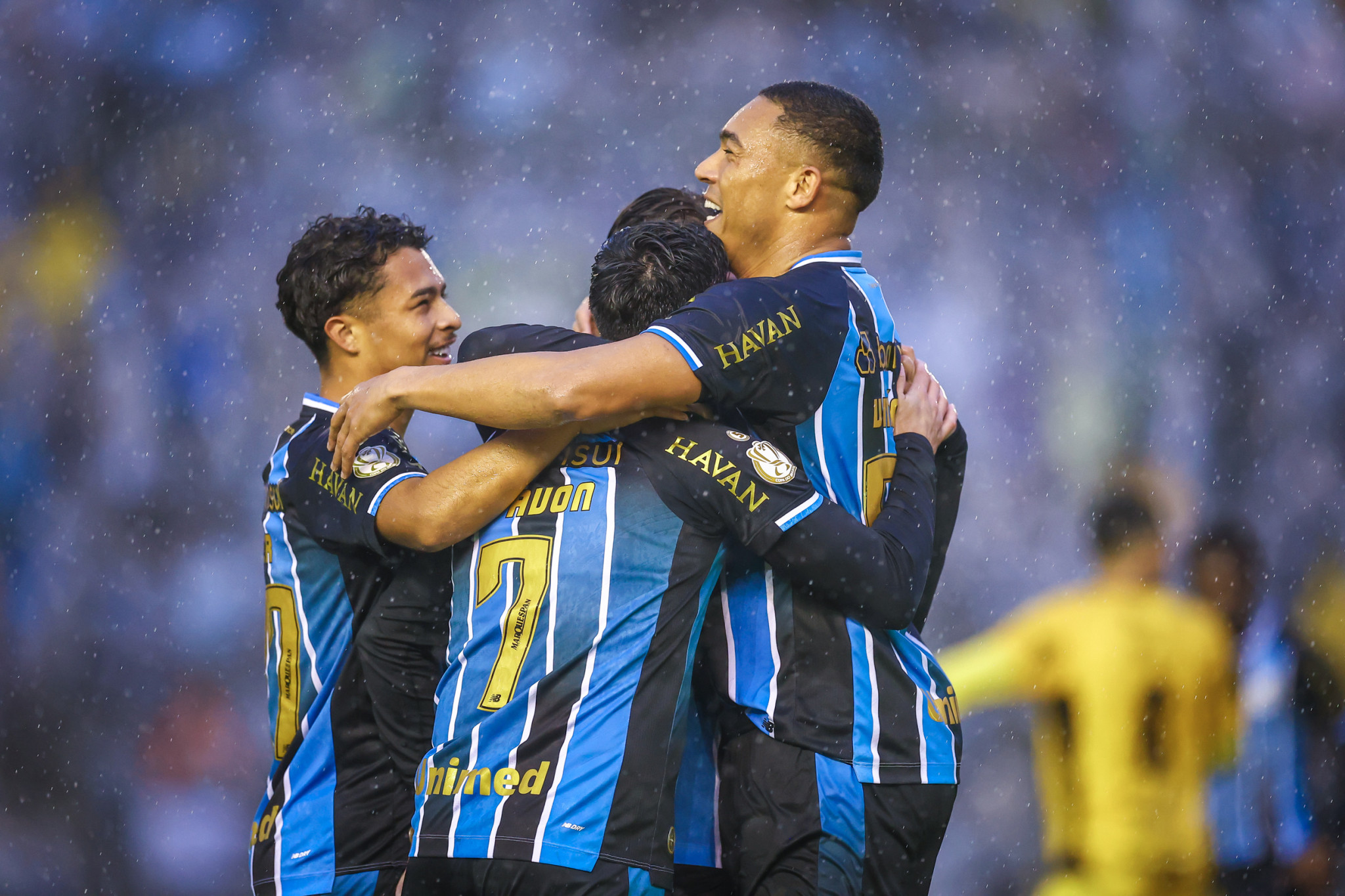 Carlos Vinícius brilha com dois gols e leva Grêmio à virada no amistoso contra o Cascavel