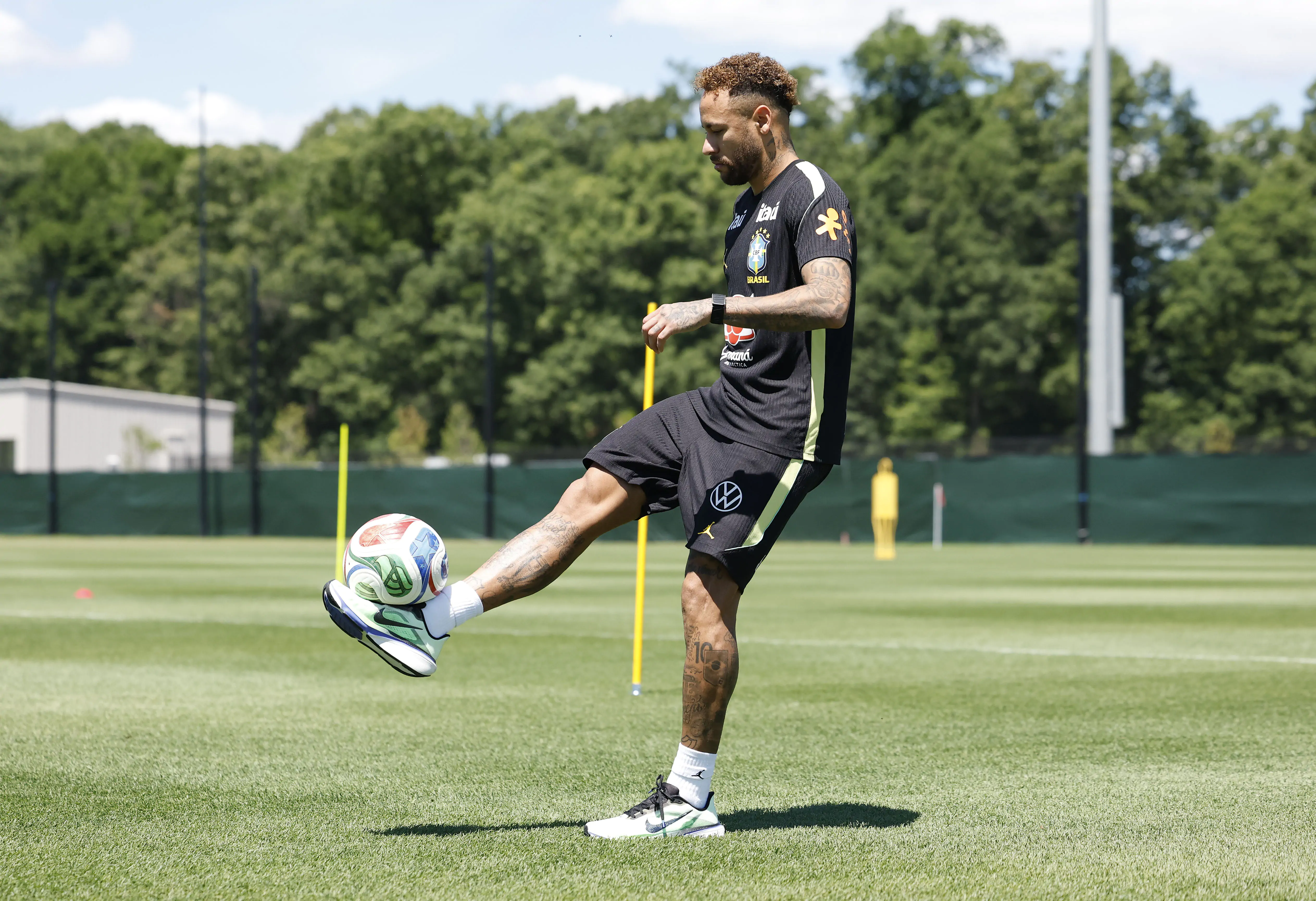 Neymar treina com o elenco e passa por trote na Seleção