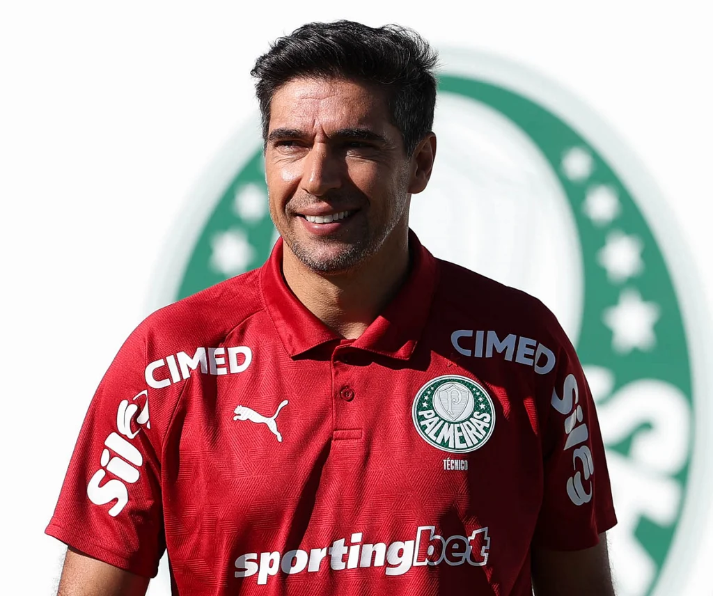 Abel Ferreira recebe prêmio internacional e celebra trajetória no Palmeiras