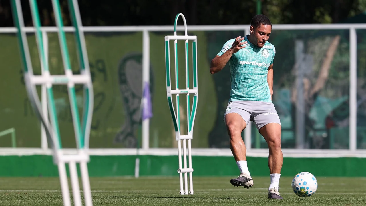 Voltando de lesão, Vitor Roque participa de treino do Palmeiras