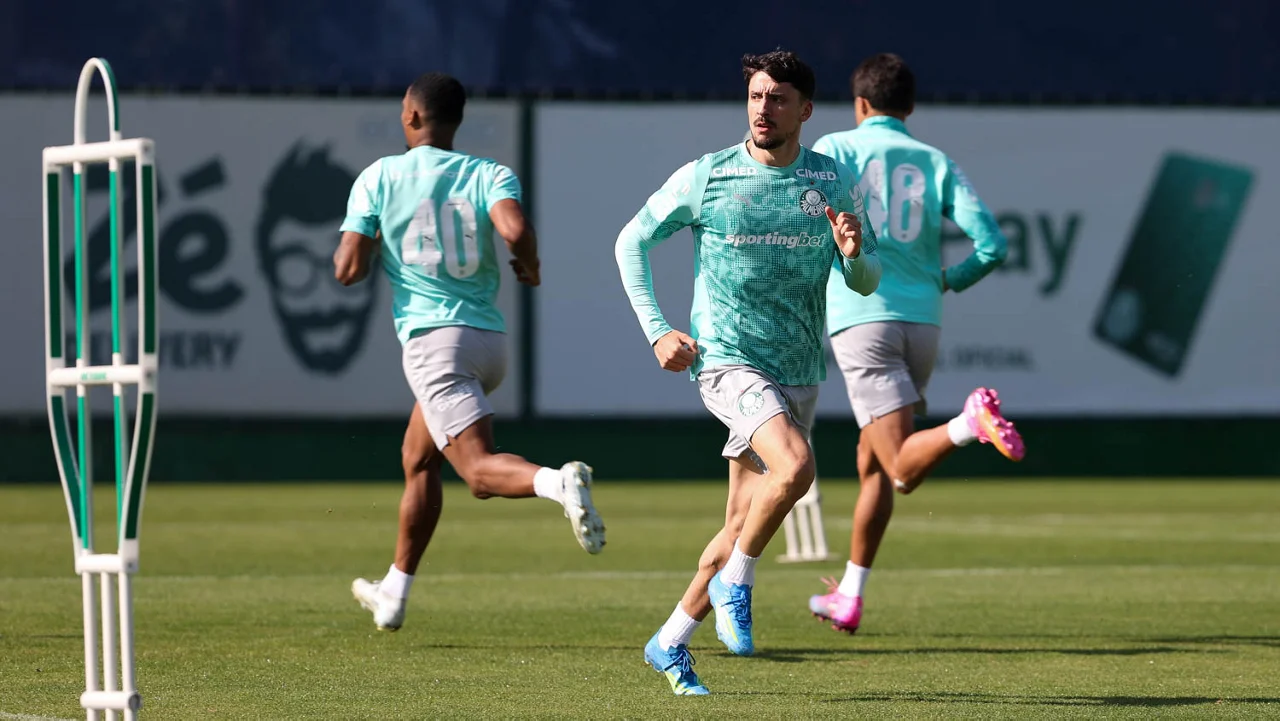 Dupla do Uruguai retorna da Copa e reforça treino do Palmeiras