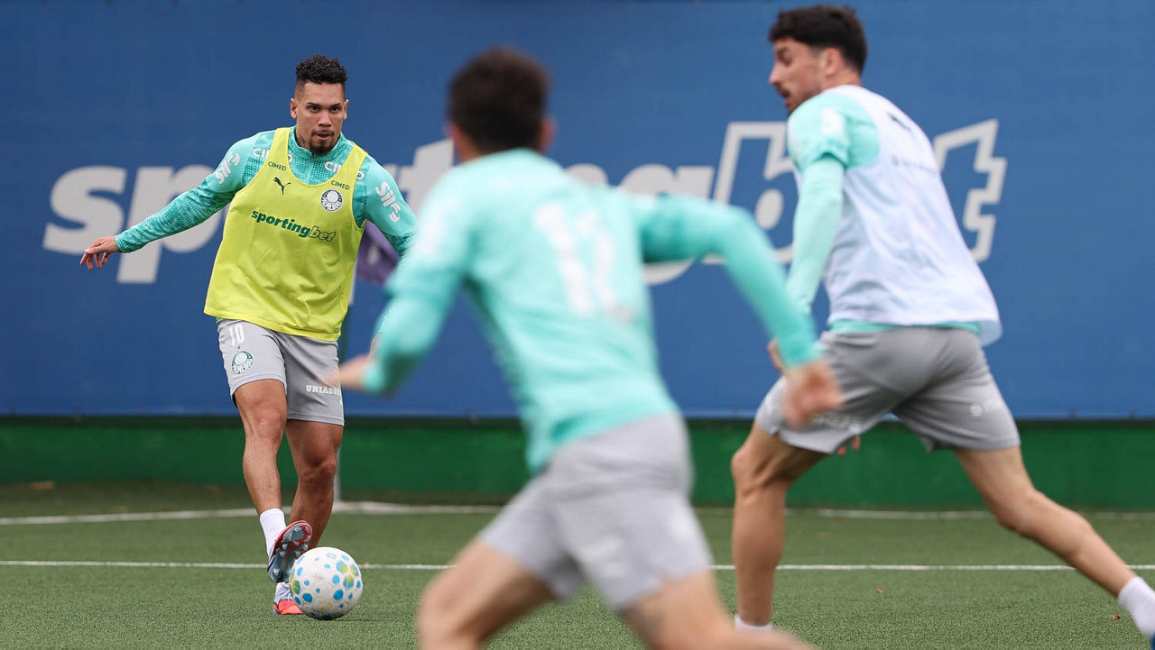 Palmeiras treina em dois períodos e Vitor Roque faz trabalho à parte