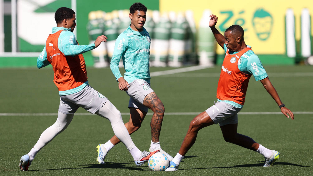 Vitor Roque treina como curinga e Palmeiras faz dois períodos de atividade