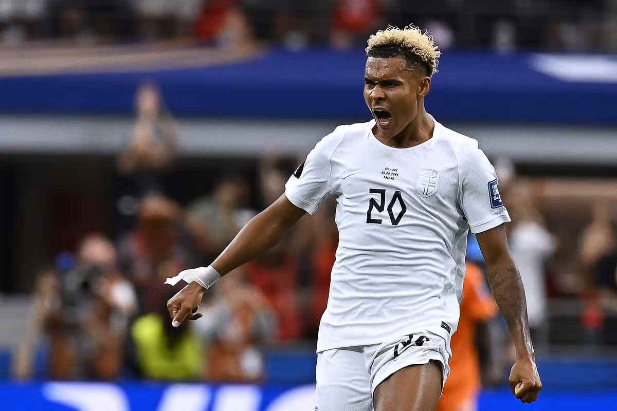 Arsenal aumenta interesse em sensação da Noruega, mas enfrenta concorrência de rivais