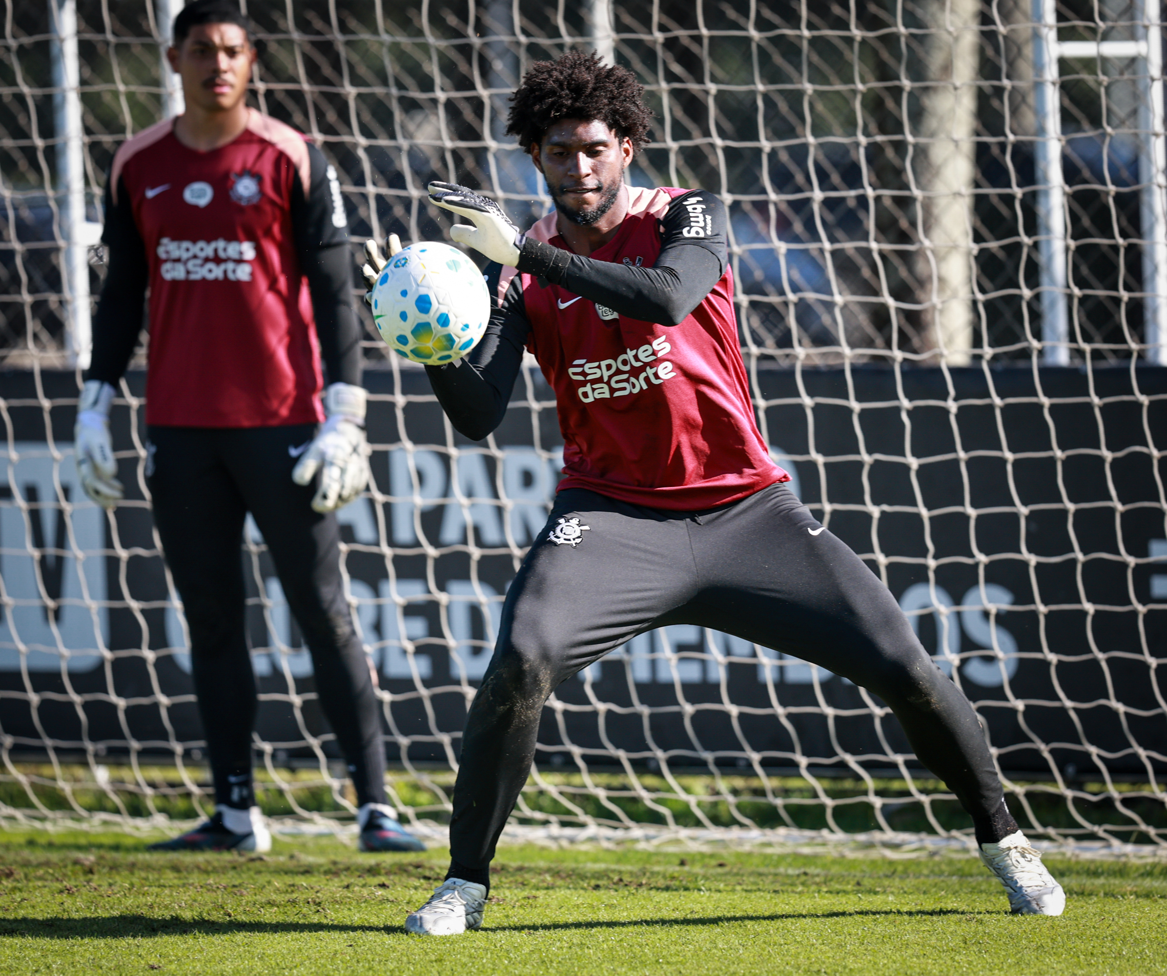 Hugo Souza celebra dois anos de Corinthians e valoriza intertemporada