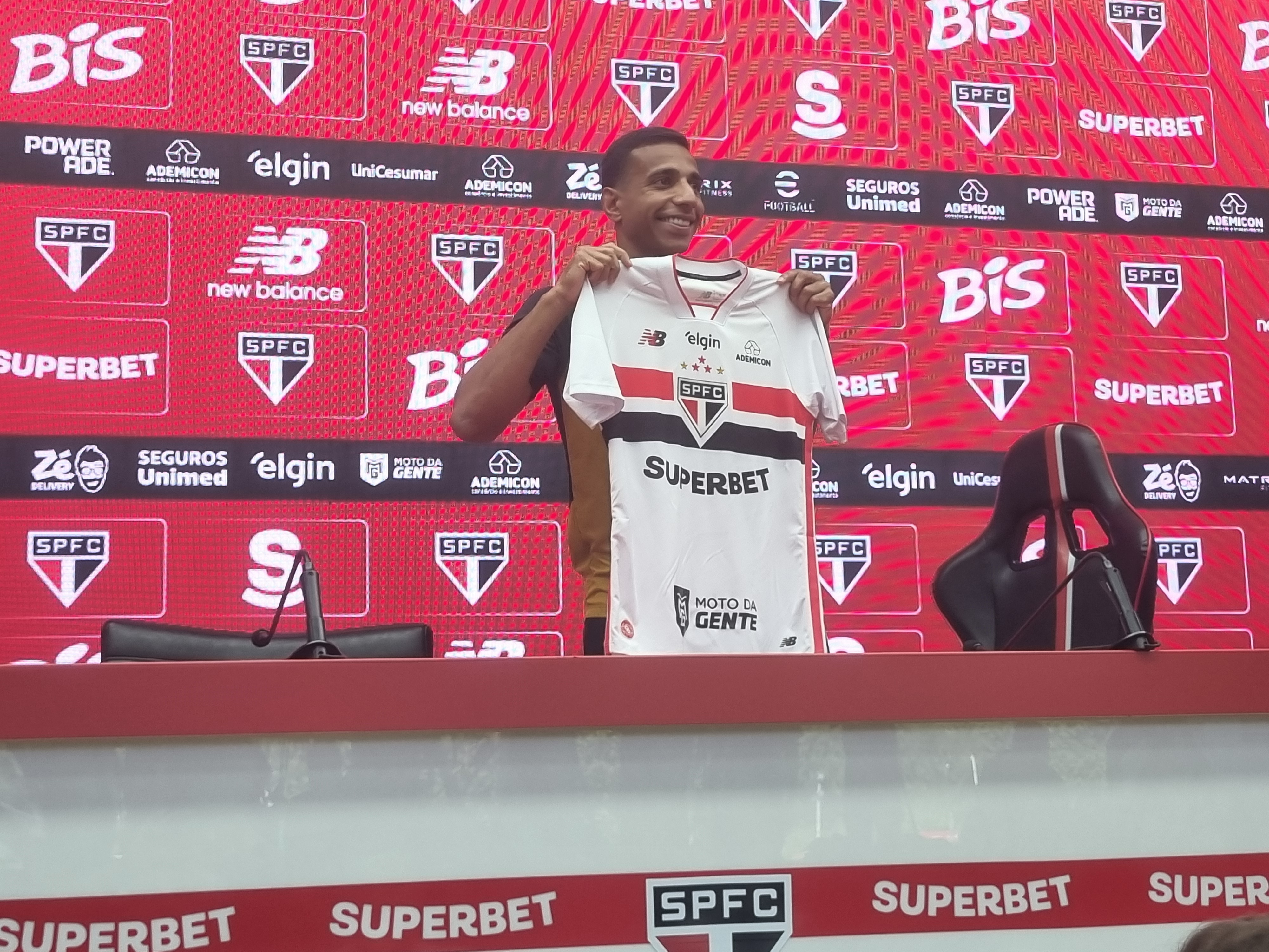Aurélio Buta e Victor Sá são regularizados no BID e podem estrear pelo São Paulo