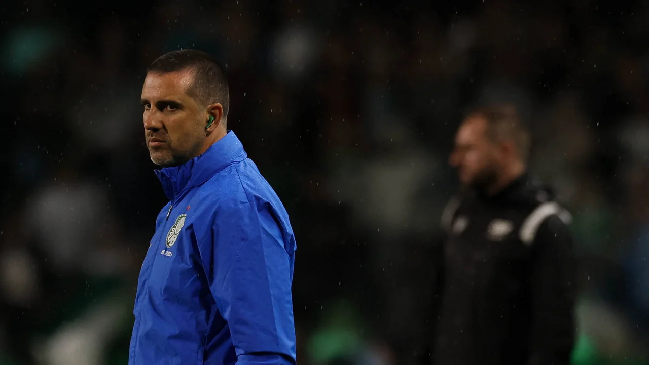 Auxiliar de Abel exalta elenco do Palmeiras e comenta negociação por Danilo: "É uma suposição"