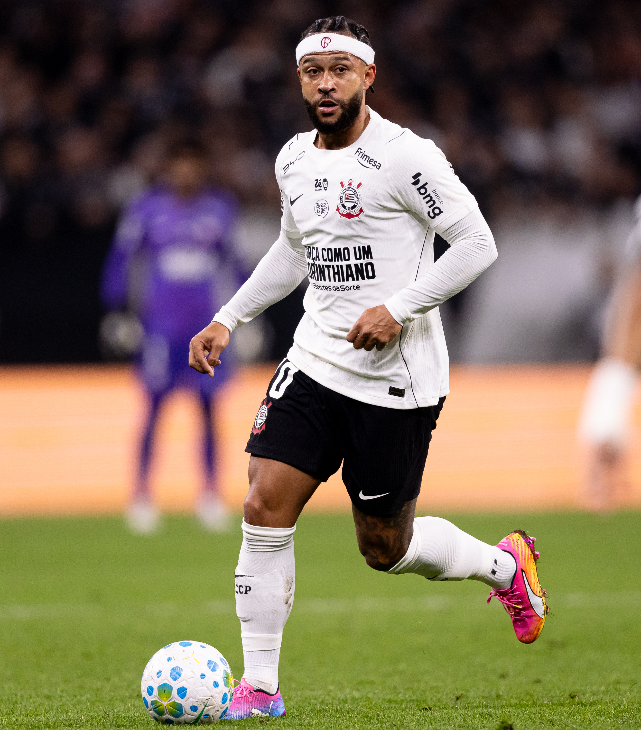 Memphis Depay aumenta exigências e causa tensão no Corinthians