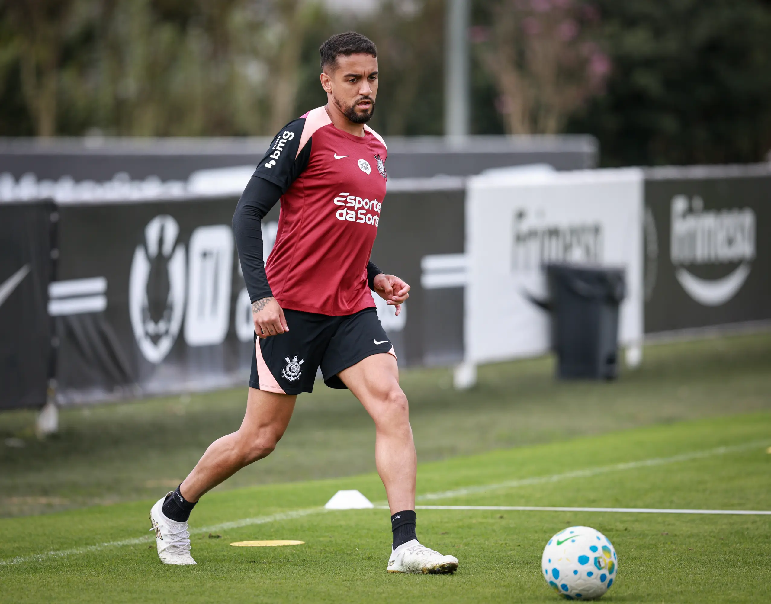 Matheus Pereira festeja primeiro gol em retorno ao Corinthians e valoriza rodízio em amistoso