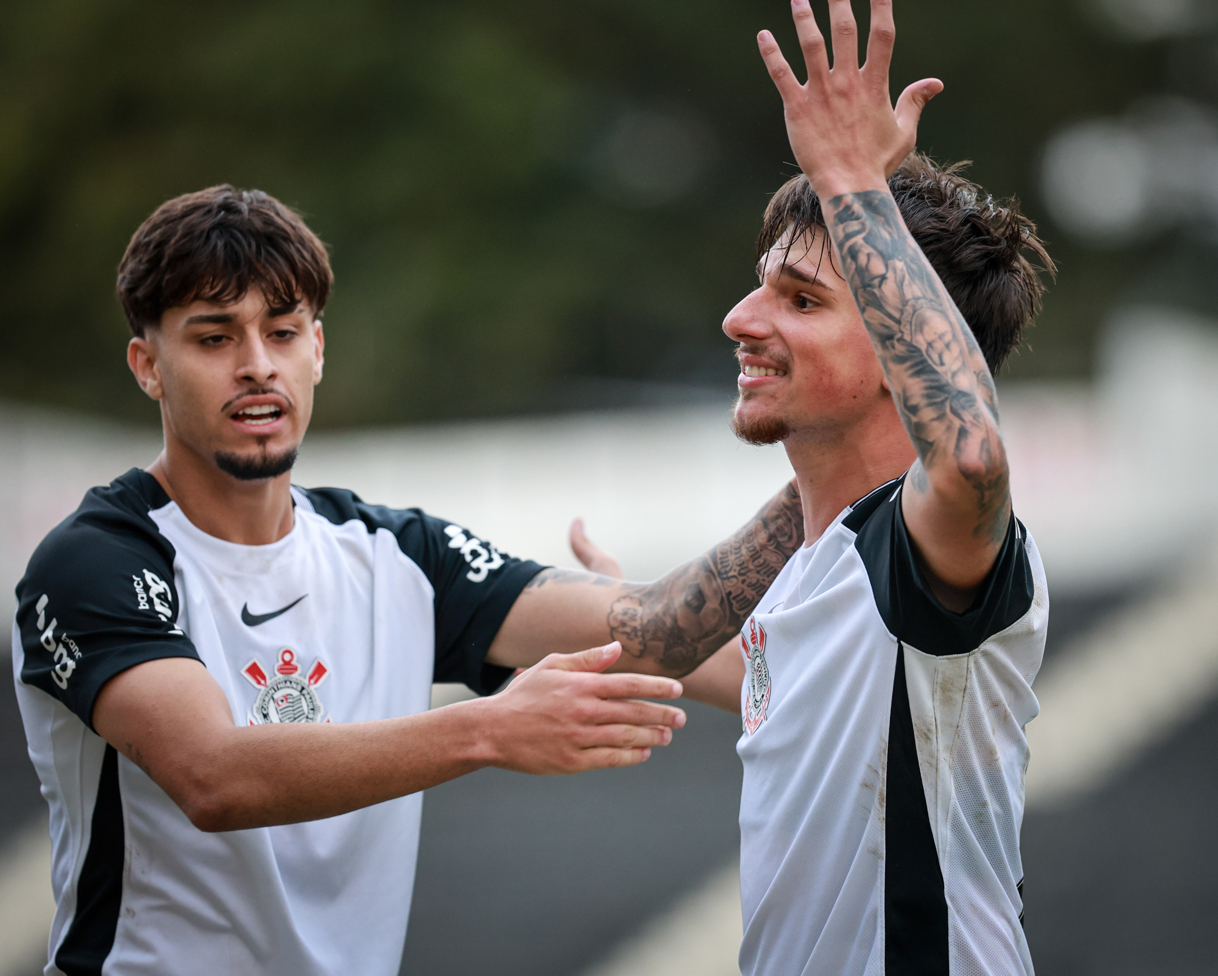 Corinthians goleia Internacional e dorme na liderança do Brasileiro sub-17