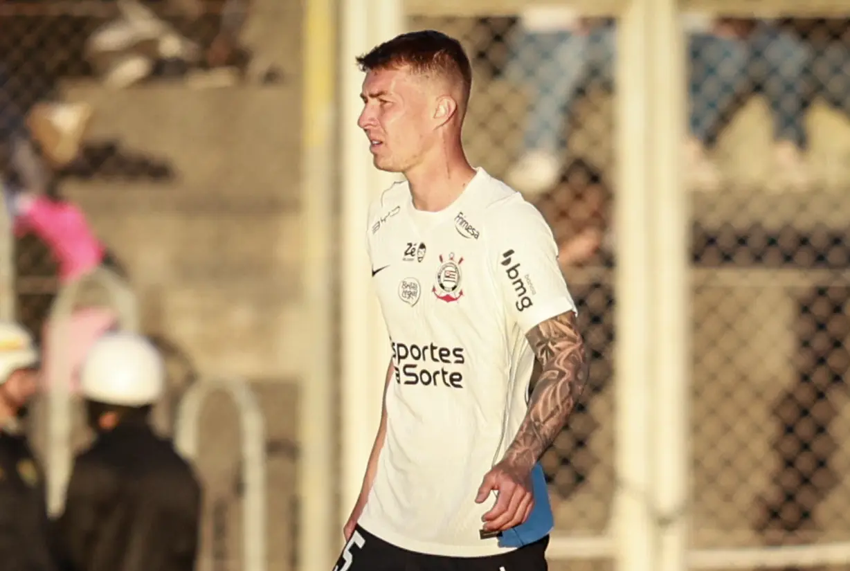 Em baixa no Corinthians, Charles ganha primeiros minutos com Diniz em amistoso