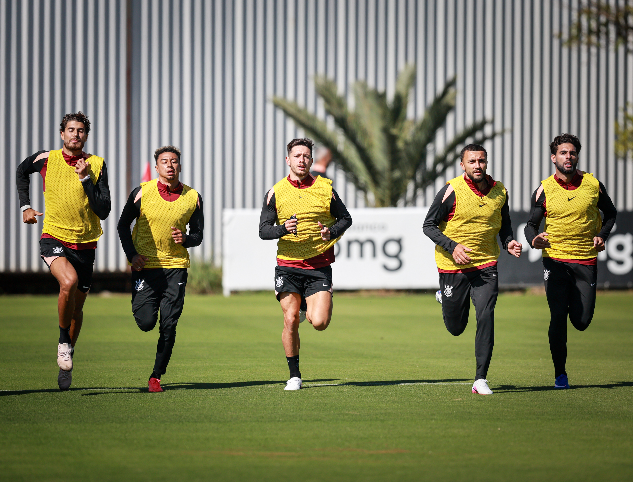 Corinthians volta aos treinos após amistoso com duas novidades em campo