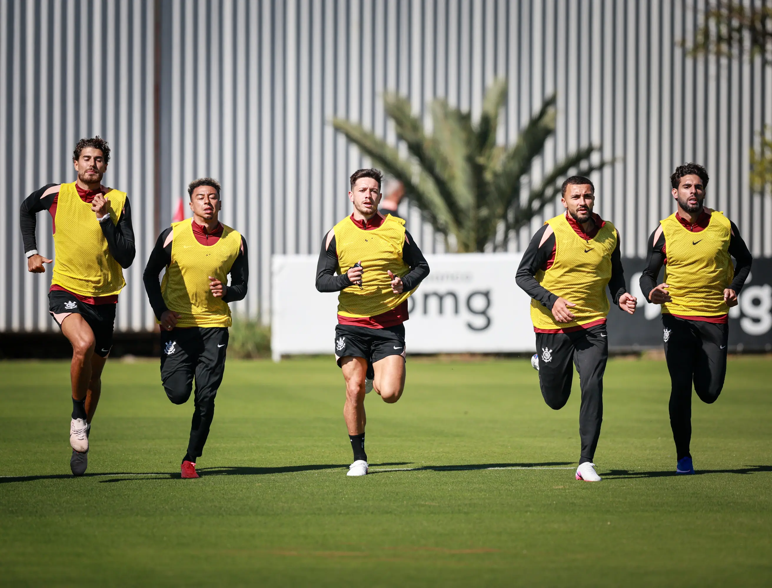 Corinthians volta aos treinos após amistoso com duas novidades em campo