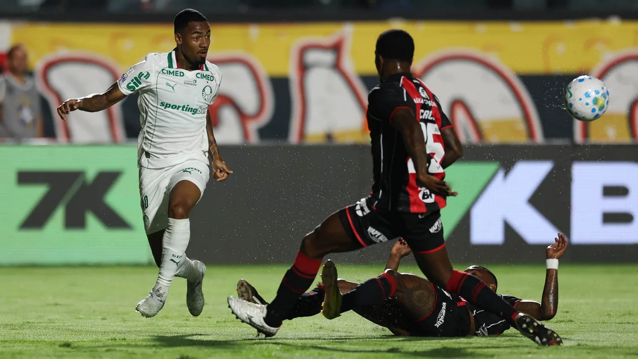Allan destaca adaptação tática no Palmeiras após volta de suspensão e projeta duelo pela Copa do Brasil