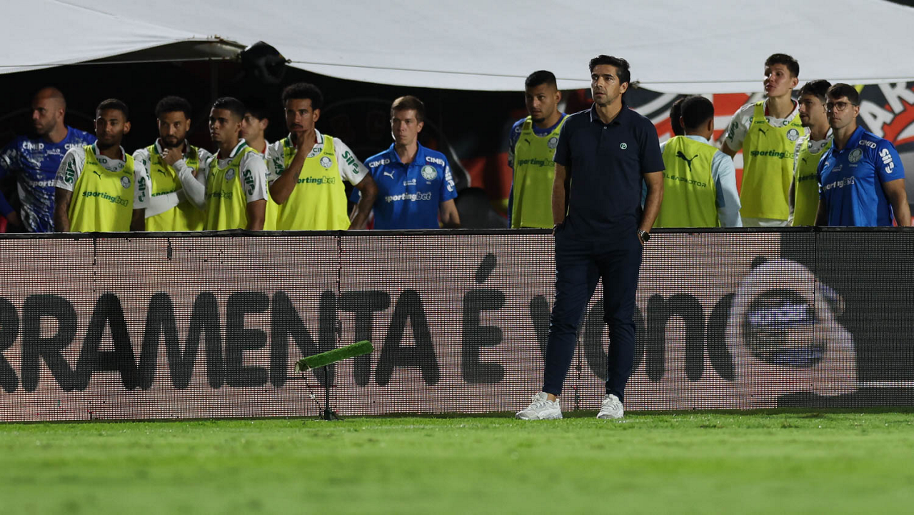 Vitória cita expulsões de Abel no Palmeiras e rebate fala do treinador sobre Luan Cândido