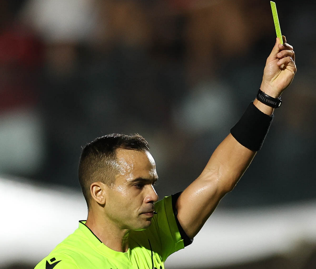 Palmeiras publica nota e rebate críticas do Vitória à arbitragem após goleada
