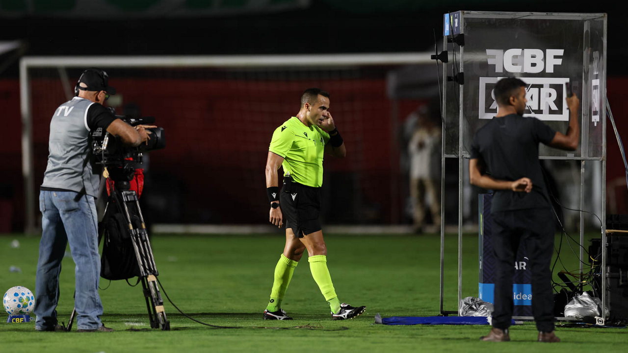Vitória tem dois jogadores expulsos no mesmo lance contra o Palmeiras