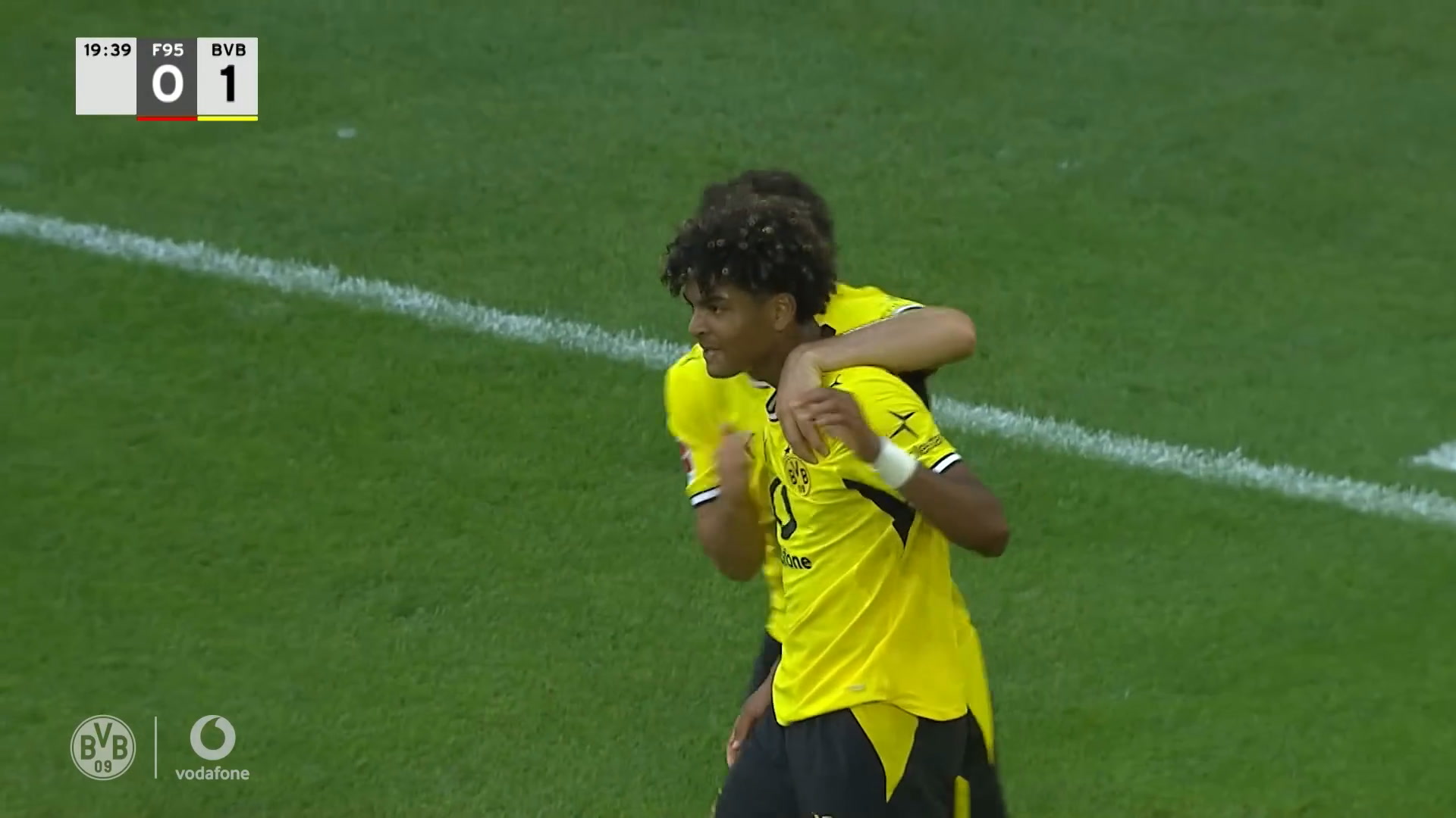 Mathis Albert marca seu primeiro gol pelo Borussia Dortmund