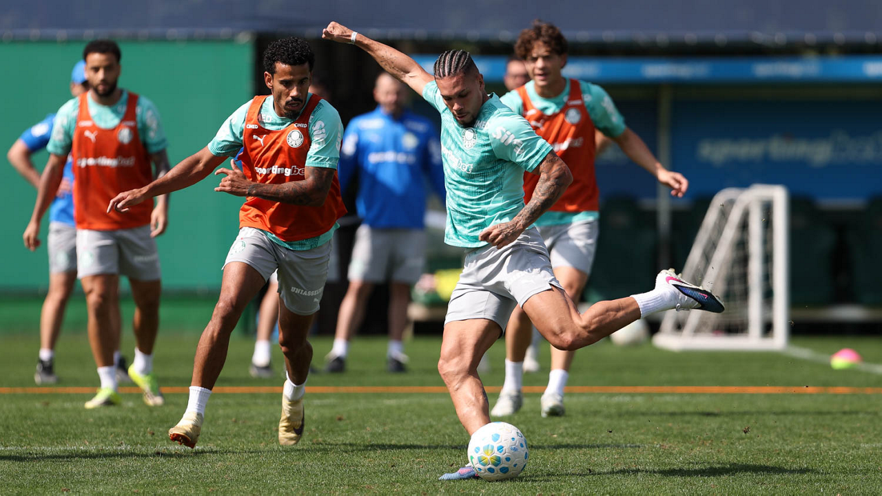 Paulinho treina em reapresentação do Palmeiras e pode ser reforço para Copa do Brasil