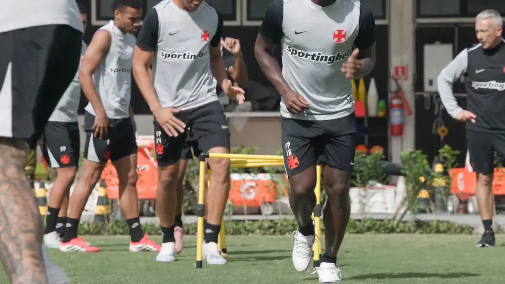 Vasco treina para clássico enquanto Fluminense pode ter desfalques importantes
