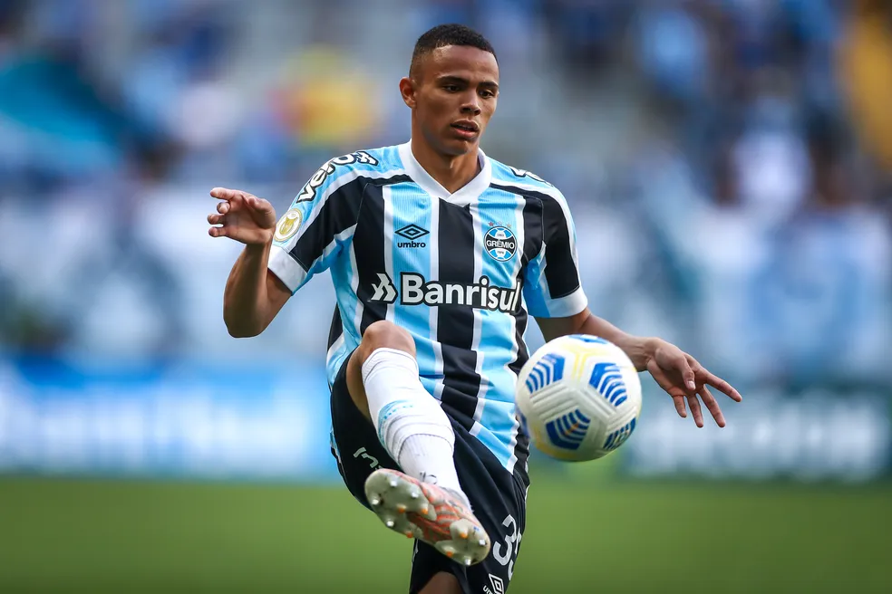 Venda de Vanderson, ex-Grêmio, coloca milhões do Rio Branco (SP) sob análise da Justiça