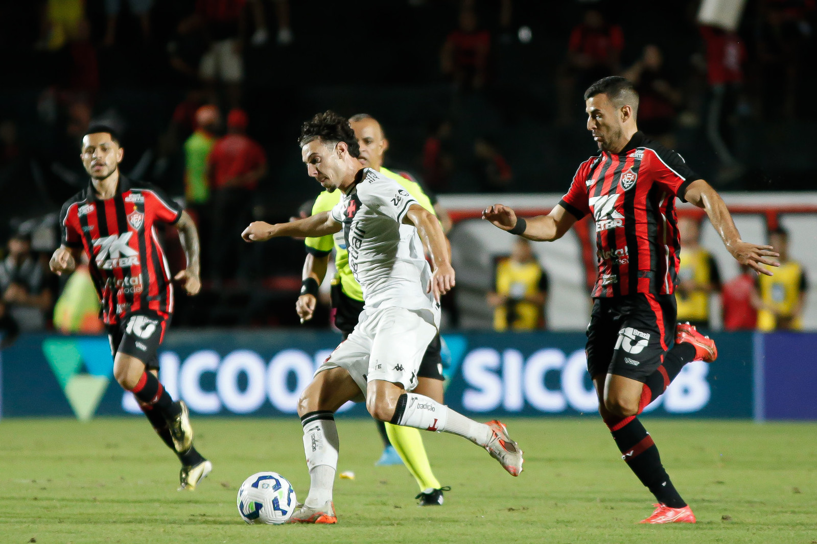 Vitória x Vasco pelo Brasileirão: onde assistir, estatísticas, histórico e prováveis escalações