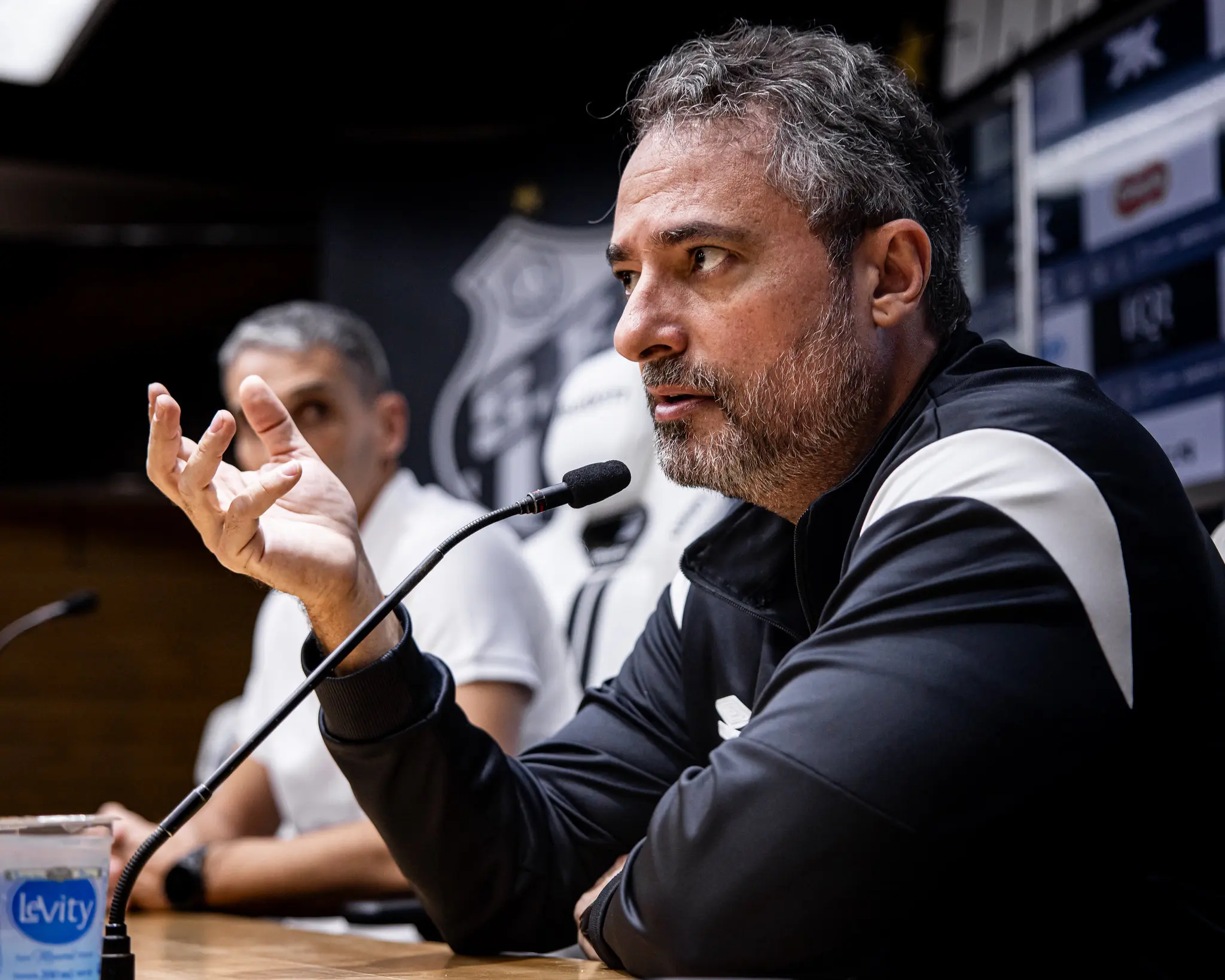 Dirigente do Santos explica reunião com elenco e abre o jogo sobre dívidas