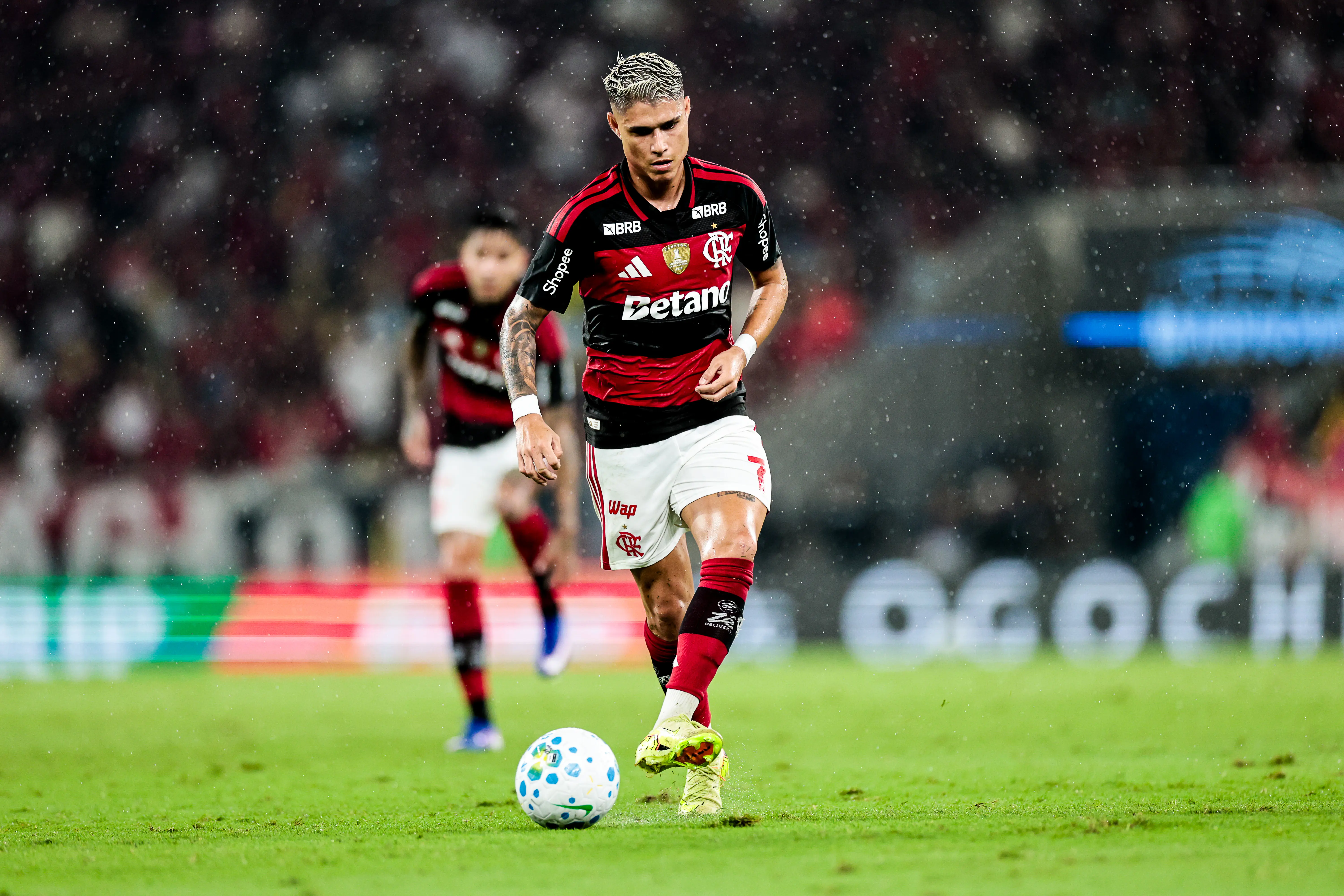 Luiz Araújo descarta saída do Flamengo após rumores: "Desejo é permanecer"