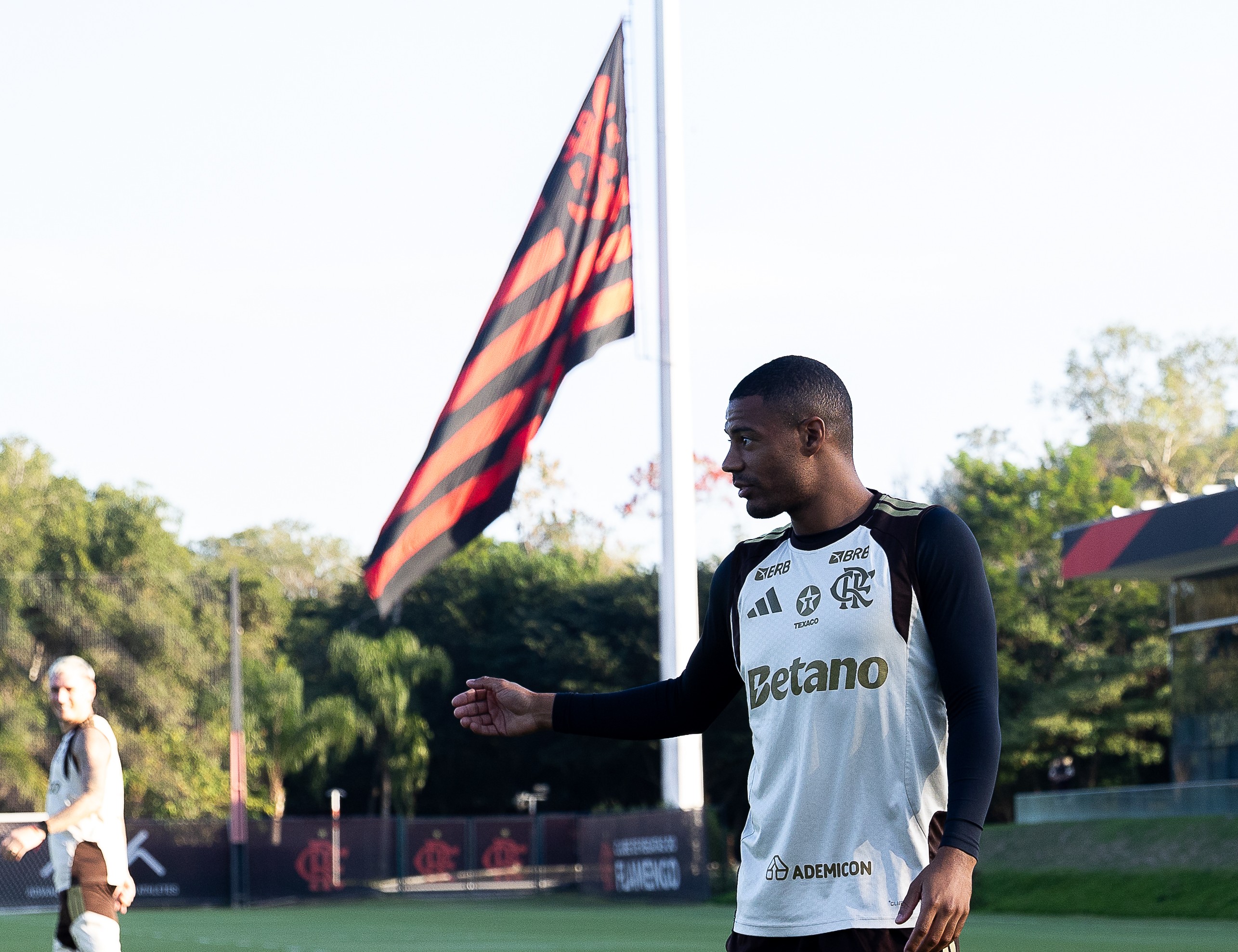 Presidente do Peñarol admite conversas com jogador do Flamengo, mas prevê negociação “difícil”
