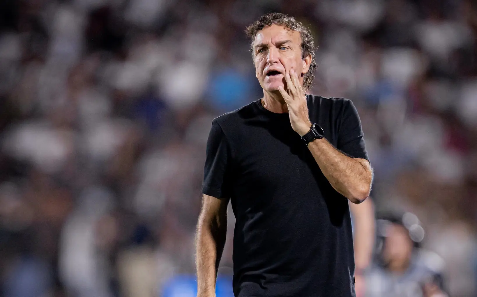 Cuca vê base como saída para crise do Santos e faz alerta: "A casa cai"