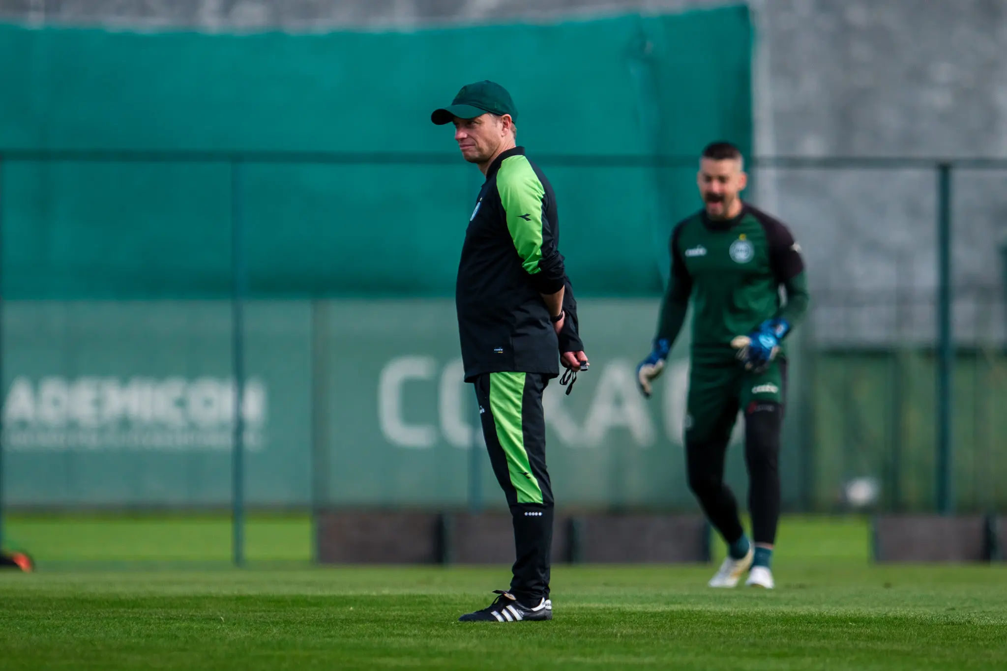 Fernando Seabra confirma permanência no Coritiba: "Seguimos fortes"