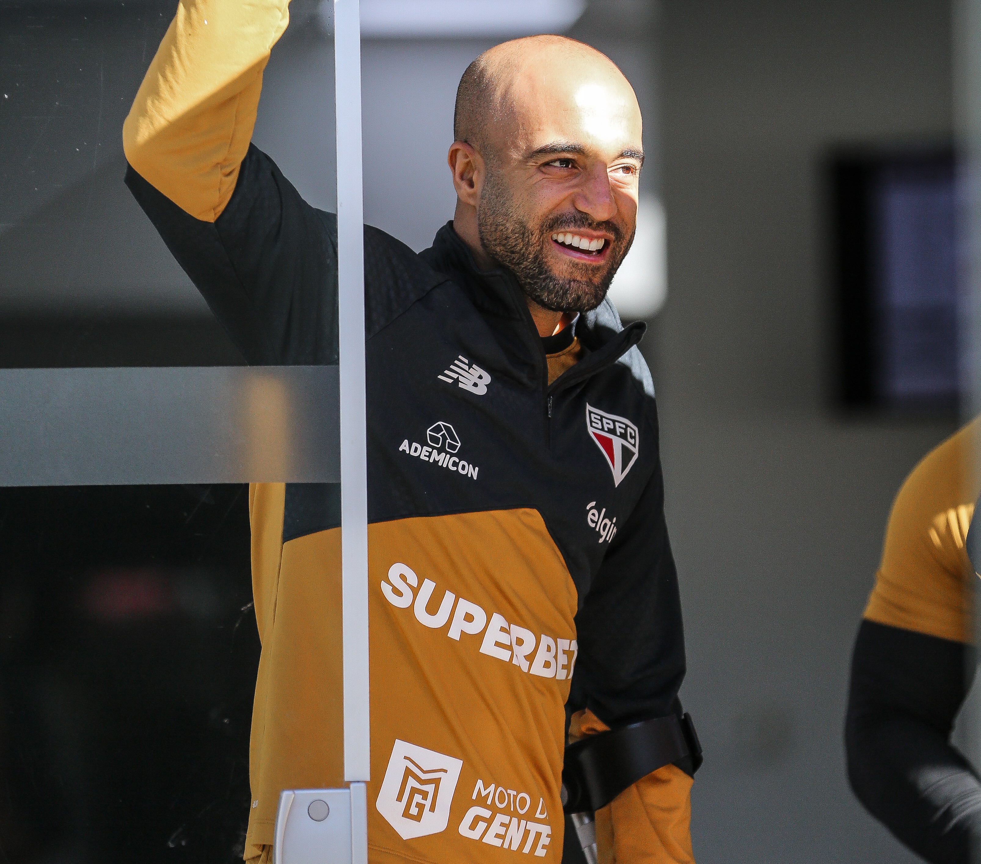 Atacante do São Paulo, Lucas atualiza recuperação de cirurgia e celebra: “Evoluindo muito bem”