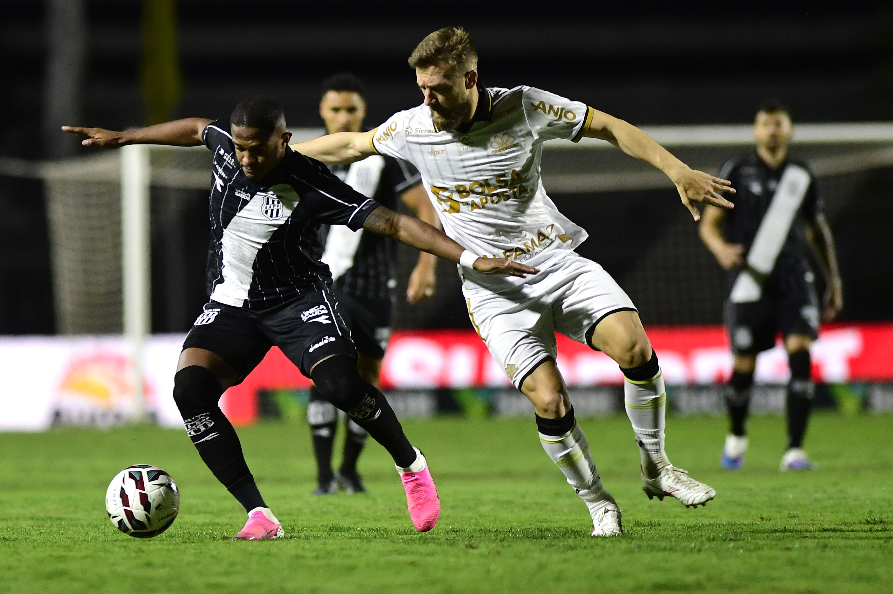 Criciúma vence Ponte Preta com gol nos acréscimos e dorme na liderança da Série B