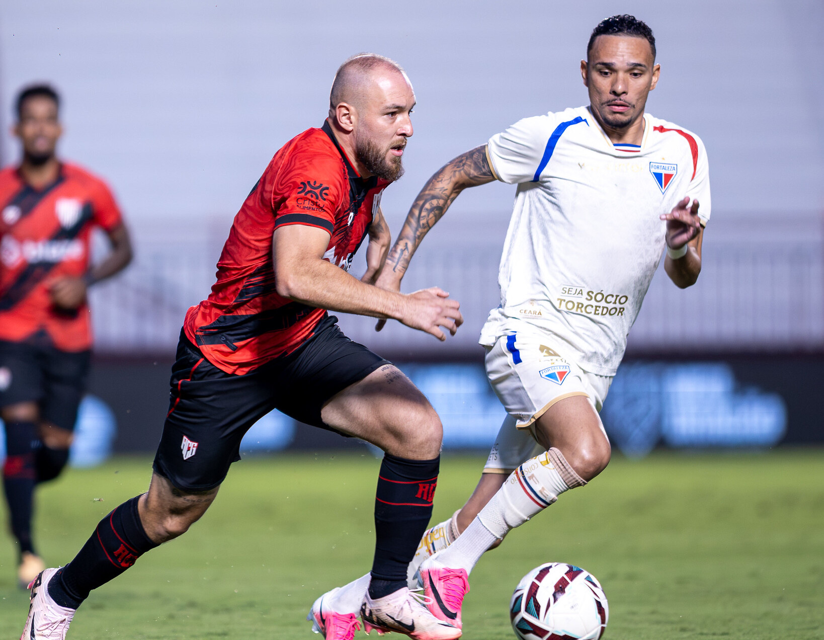 Atlético-GO vence o Fortaleza com um a menos e sobe na Série B