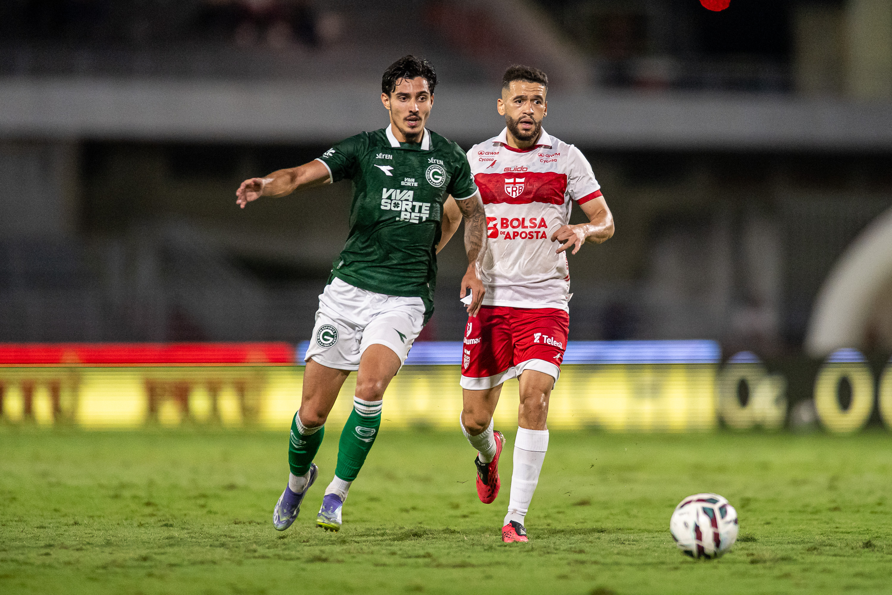 Goiás abre dois, mas cede empate ao CRB pela Série B do Brasileiro