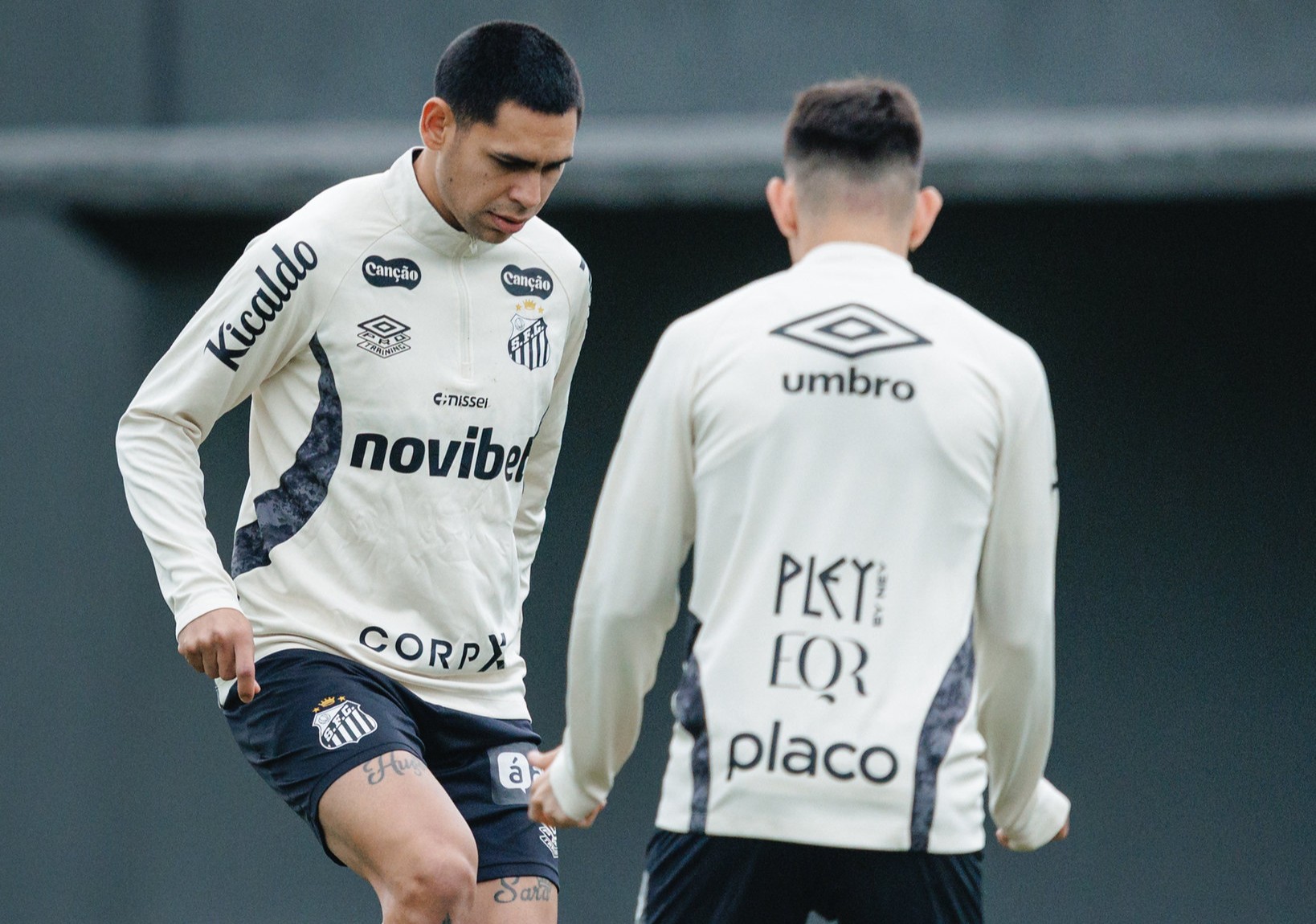 Gustavo Caballero volta ao Santos após empréstimo e será observado por Cuca