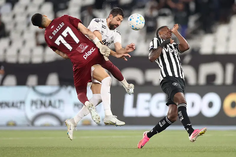Torcedores se revoltam com erros do Santos em derrota para o Botafogo
